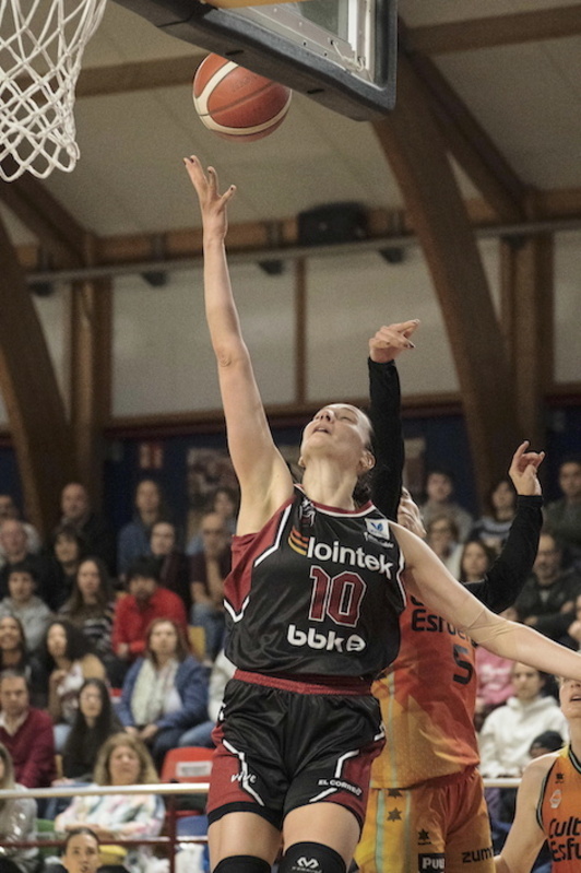 Jugada de una Andrijana Cvitkovic que se ha retirado lesionada.