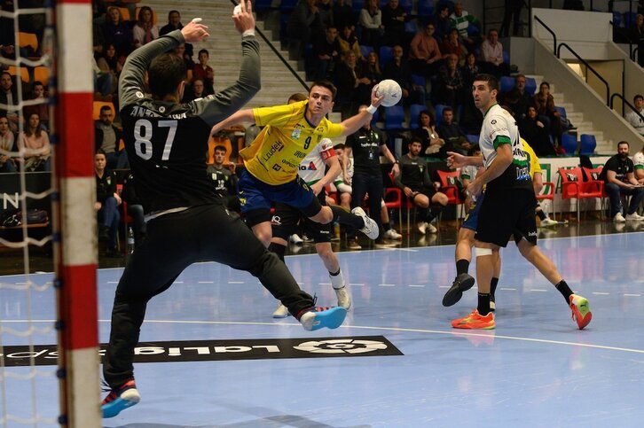 Un momento del derbi entre Anaitasuna y Bidasoa en Iruñea.