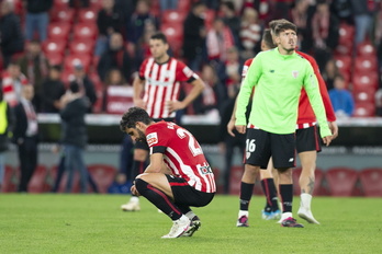 Raúl García, cabizbajo, tras caer eliminados ante Osasuna.