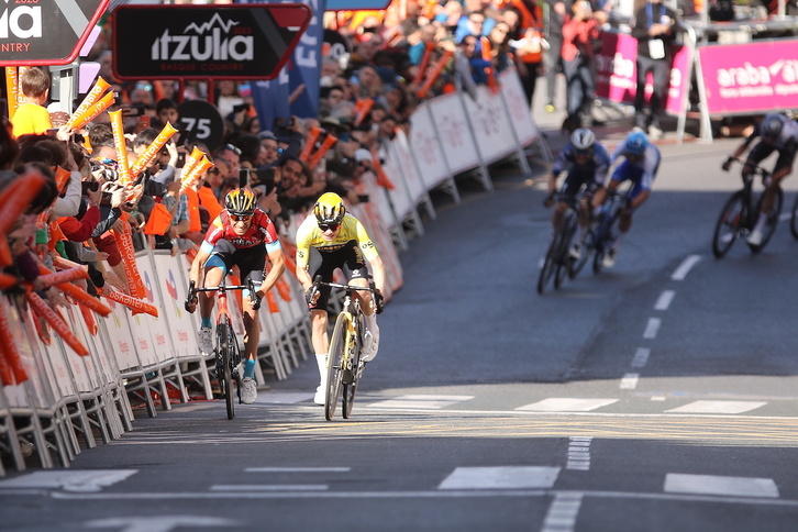 Mikel Landa ha disputado la etapa a Vingegaard en un apretado sprint ganado por el danés.