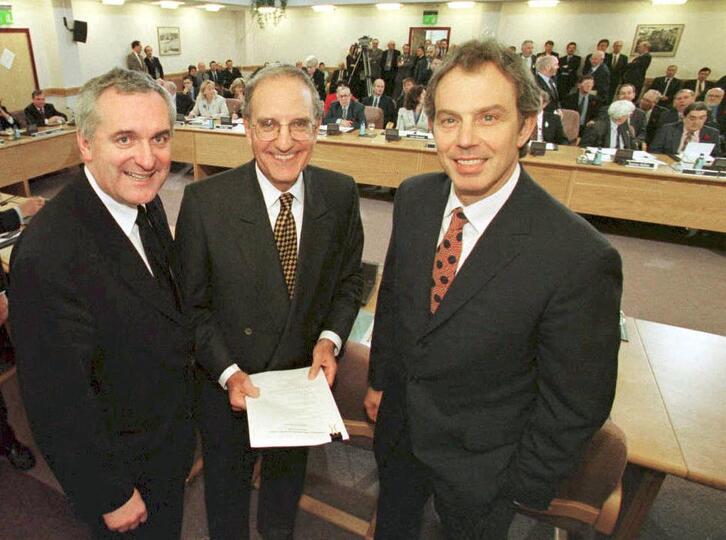 Bertie Ahern, el senador George Mitchell y Tony Blair, el 10 de abril de 1998.