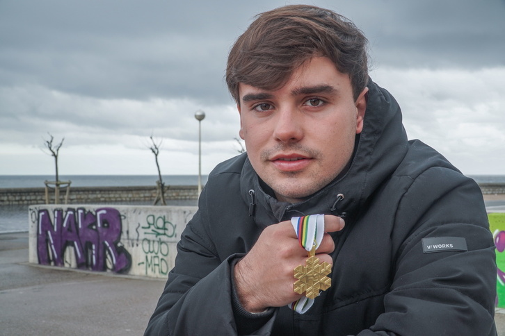Álvaro Romero posa con la medalla de oro del Mundial junior.