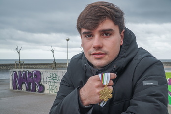 Álvaro Romero posa con la medalla de oro del Mundial junior. 