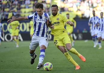 Martín Zubimendi, con Morales, vio la quinta tarjeta en el penalti decisivo de Villarreal.