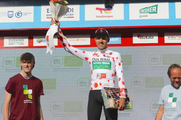 Jon Barrenetxea fue protagonista en la Itzulia y se llevó el premio de la montaña.