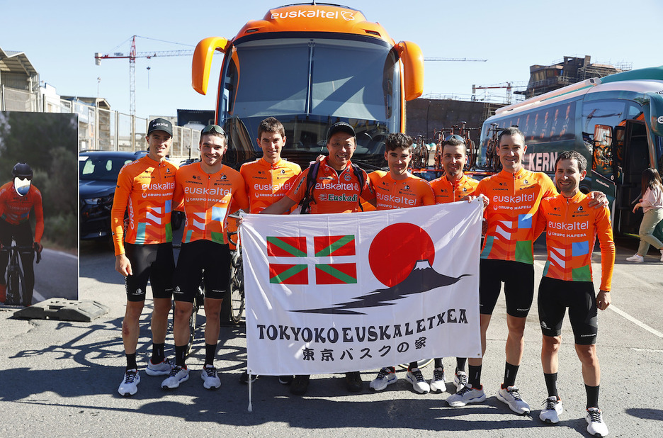 Euskaltel Euskadiko txirrindulariek Tokioko Euskal Etxetik animoak jaso zituzten Santurtziko etapan.