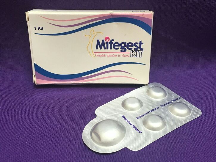 Paquete combinado de pastillas de mifepristona y misoprostol, dos medicamentos que se usan juntos, también llamados píldora abortiva.