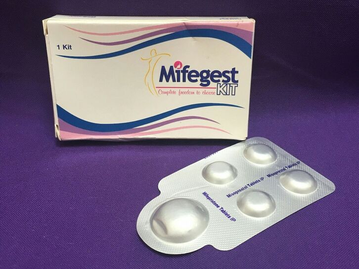Paquete combinado de pastillas de mifepristona y misoprostol.