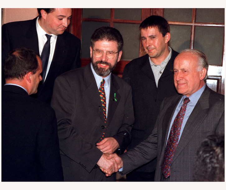 Gerry Adams, junto con Joseba Egibar, Pernando Barrena, Arnaldo Otegi y Xabier Arzalluz, en una visita que realizó a Euskal Herria precisamente en 1998, poco después de la firma de Lizarra-Garazi.