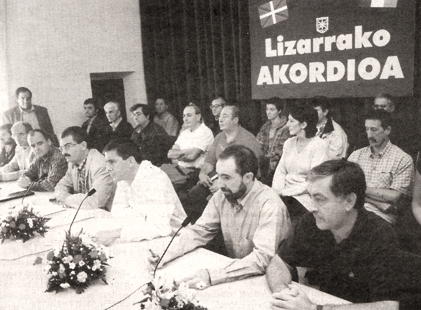 Firma del Acuerdo de Lizarra el 12 de septiembre de 1998. Inicialmente fueron 23 las organizaciones que suscribieron el texto. (WIKIPEDIA)