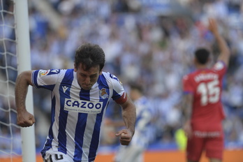 Oyarzabal celebra con rabia el gol que ha cambiado el partido poco después de fallar un penalti.