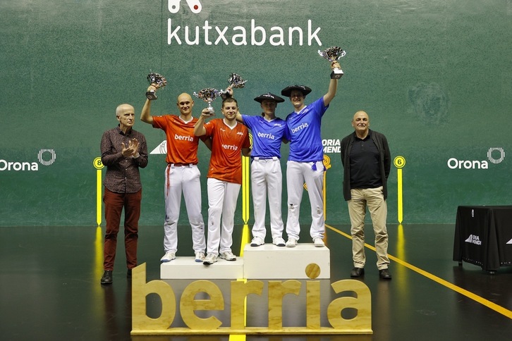 Gurrutxaga eta Zaldua pozik, txapelak buruan dituztela.