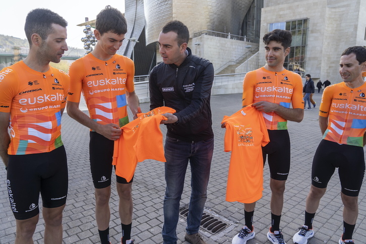 Jorge Azanza zuzendaria, Euskaltel Euskadiren Itzuliko txirrindulariekin hizketan.