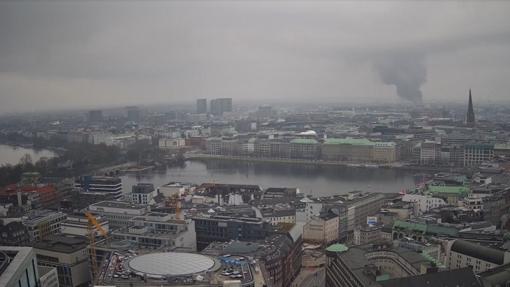 Un incendio en un almacén de autos desata una nube tóxica en Hamburgo.