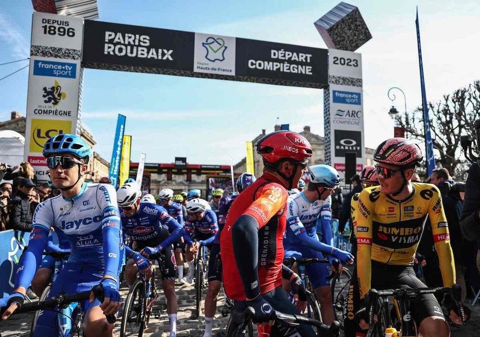 Paris Roubaixeko txirrindulari gizonak, hasierarako prest.