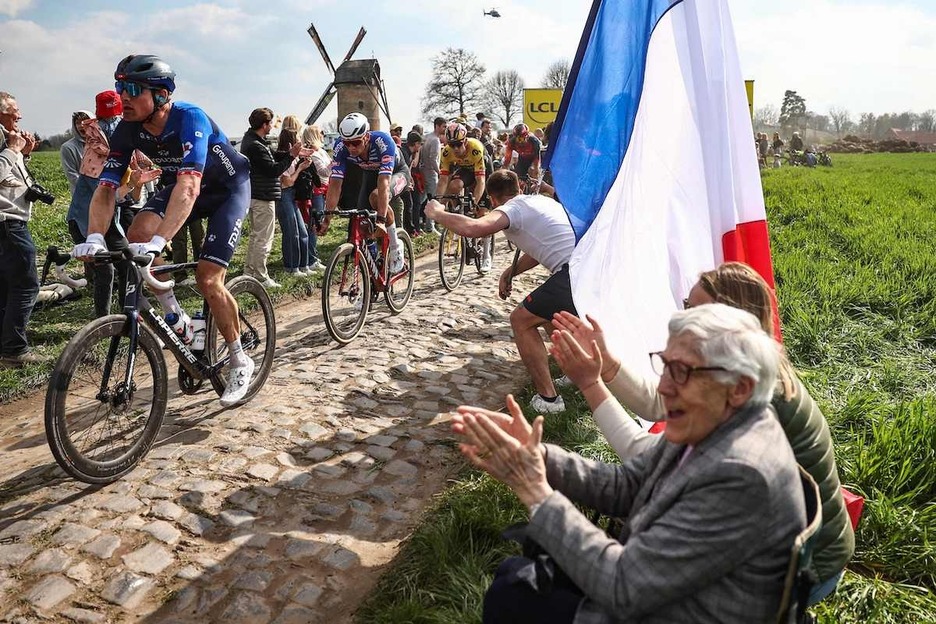 Adin guztietako zaleek jarraitu dute Paris Roubaix, zutik edo eserita.