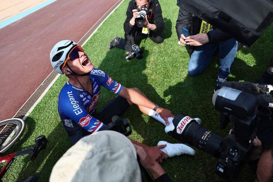 Van der Poel, pozik, lurrean egindako esfortzua eta gero.