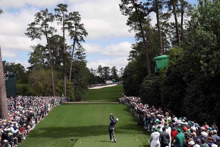 Jon Rahm golpea la bola en la jornada matutina de este domingo en Augusta.
