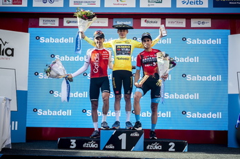 Ion Izagirre, Jonas Vingegaard y Mikel Landa en un podio similar al de 2018.