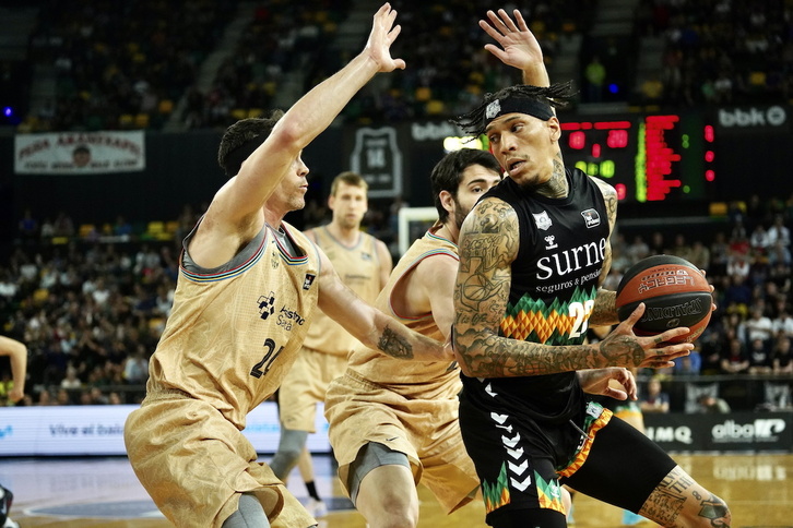 Kyser intenta darse la vuelta ante la defensa del Barça.