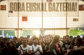 Ekitaldi nagusia hasi zain, karpa gazteez betetzen, larunbatean.