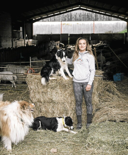 Marina Hirigoyen, Aitalaba etxaldean, bere zakurrekin.