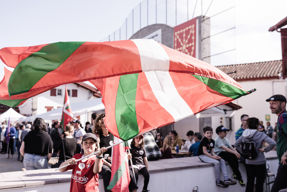 Le rendez-vous pour la manifestation a été donné sur le fronton du village à 11 heures, le dimanche.
