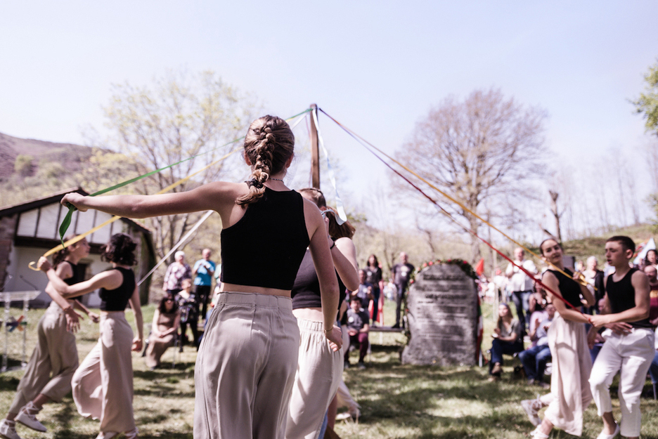 Les danseurs d'Oztibarre ont simbolisé l'arbre avec la danse Zinta dantza.