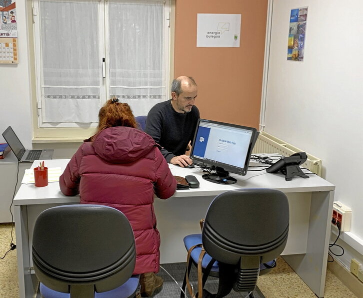 Herritarren zalantzak argitzeko zabaldu da bulegoa. HERNANIKO UDALA