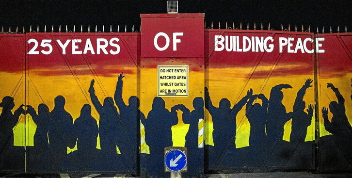 Las puertas de Lanark Way, entre las zonas republicana y lealista de Belfast, fueron pintadas antes del 25 aniversario del Acuerdo de Viernes Santo.
