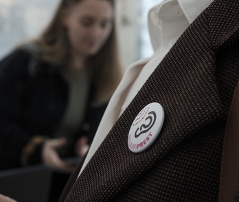 Euskaraldiko Belarriprest txapa paparrean