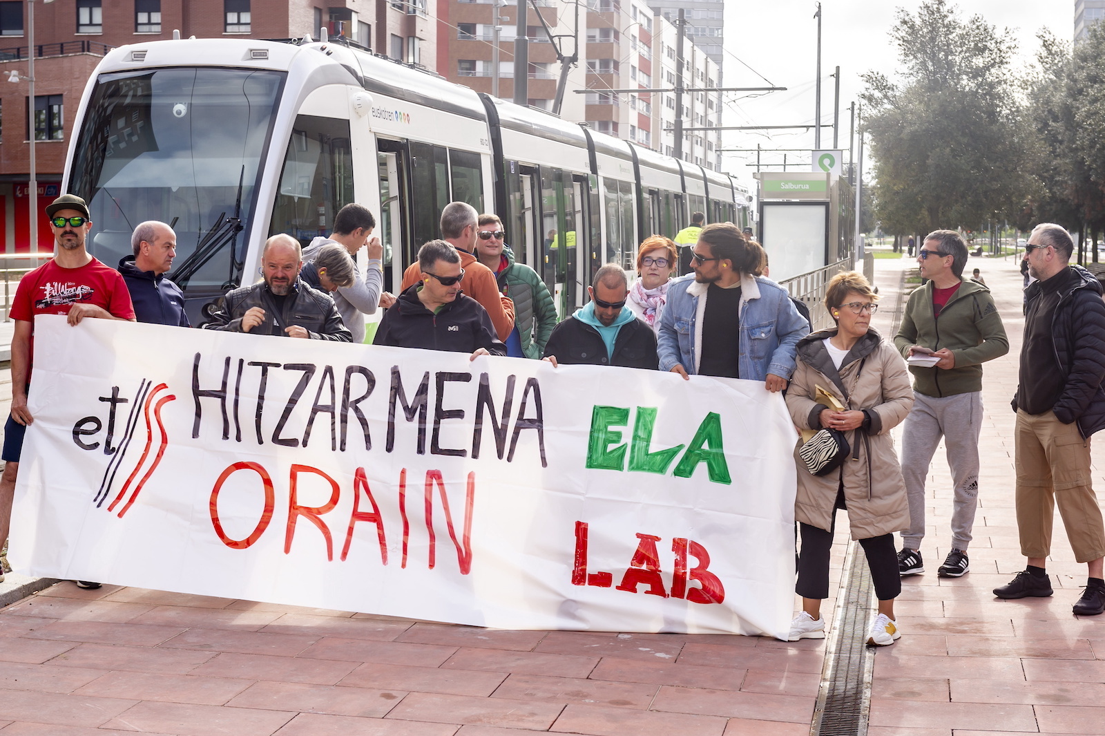 Concentraci&oacute;n de los trabajadores de ETS en Salburua. (Jaizki FONTANEDA/FOKU)