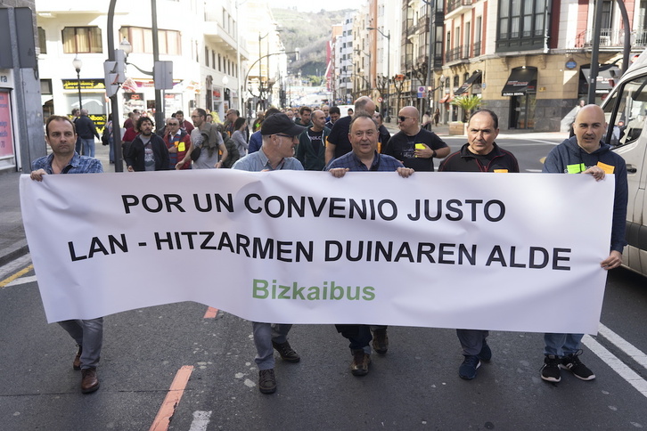 Manifestación de trabajadores de Bizkaibus por las calles de Bilbo.