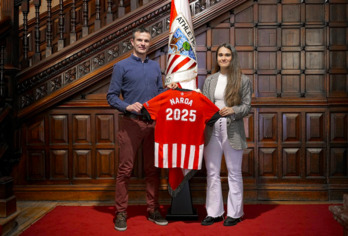 El presidente Jon Uriarte junto a Naroa Uriarte tras firmar la renovación.