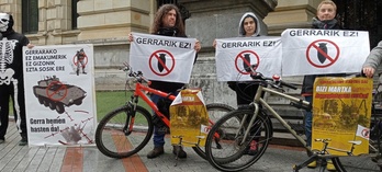 Presentación de la marcha ciclista ante el palacio foral, en Bilbo.