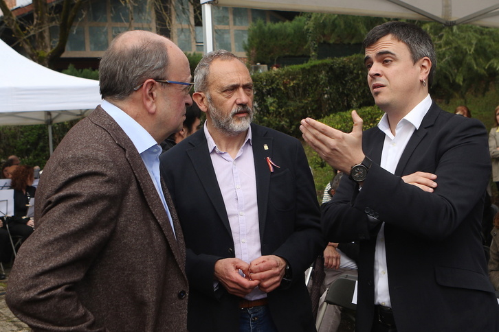 El alcalde de Galdakao, Iñigo Hernando (a las derecha), conversa con el viceconsejero de Derechos Humanos, Memoria y Cooperación, José Antonio Rodríguez (a la izquierda).