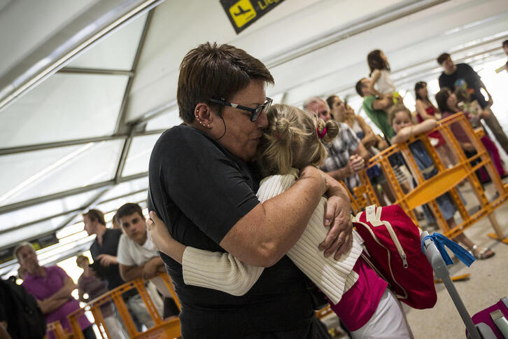 Txernobylgo haur baten eta harrera ama baten arteko besarkada, Loiuko aireportuan.