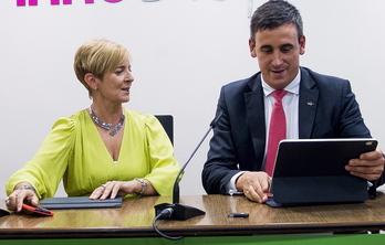 La consejera Arantxa Tapia, junto al exdirector de la SPRI Alexander Arriola. 