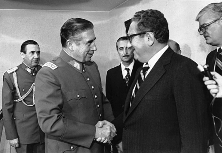 Henry Kissinger Pinochet diktadorearekin, 1976an