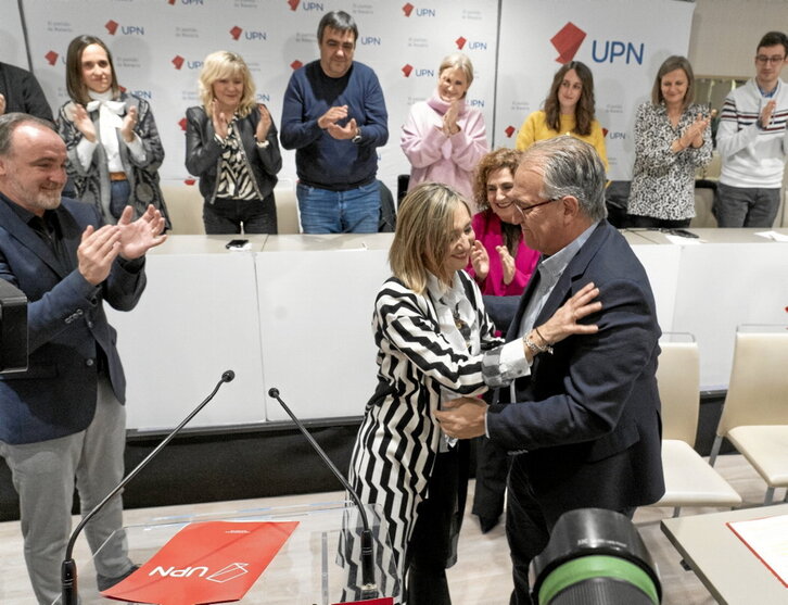 Maya abraza a Ibarrola mientras Esparza aplaude tras oficializar su candidatura.