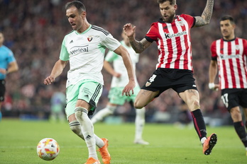 Iñigo Martínez disputando un balón en el partido disputado contra el Osasuna en la semifinal de la Copa