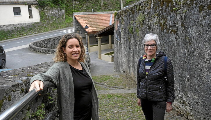 Maialen Apezetxea Lujanbio eta Ixiar Pagoaga Soraluze, Hernaniko Leoka garbitokia atzean dutela. Berdintasun Kontseiluko kide eta Ibilbide Morearen bultzatzaile dira biak. (Jon URBE | FOKU)