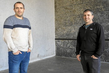 Aritz ezkerrean eta Jon eskuinean, horrenbeste ordu sartu dituzten Andoaingo Kontsejupean (udaletxe azpiko frontoian).