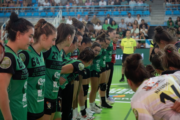 Beti Onak eta Grafometal La Riojaren arteko partida hasi aurreko unea, denboraldiko lehen lehia.