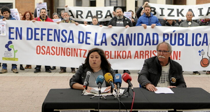 Comparecencia de las plataformas ciudadanas ante el hospital de Cruces.