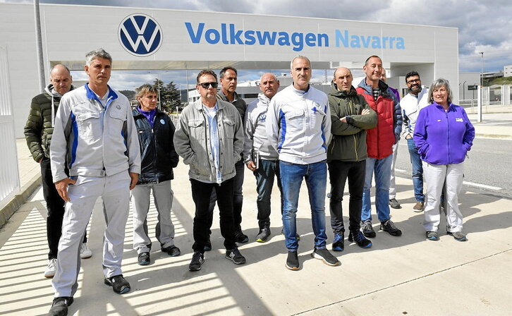 El comité de empresa compareció ante la puerta principal de VW Nafarroa.