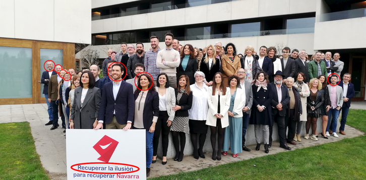 Candidatura de Sayas en 2020, con los rostros remarcados de personas que el PP ha anunciado como nuevos militantes. De izquierda a derecha: Fermín Alonso, Luis Zarraluqui, María Kutz, María García-Barberena, Sayas, Maribel García Malo y Daniel Cuesta.