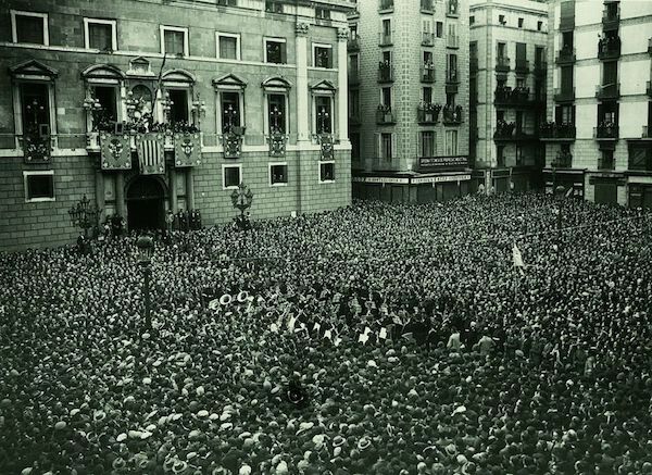 Una multitud celebra la proclamación de la República catalana en 1931. (WIKIPEDIA)