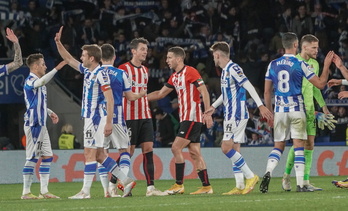 De Marcos, fuera de la convocatoria por sanción, saluda a Vesga al término del derbi de la primera vuelta. 