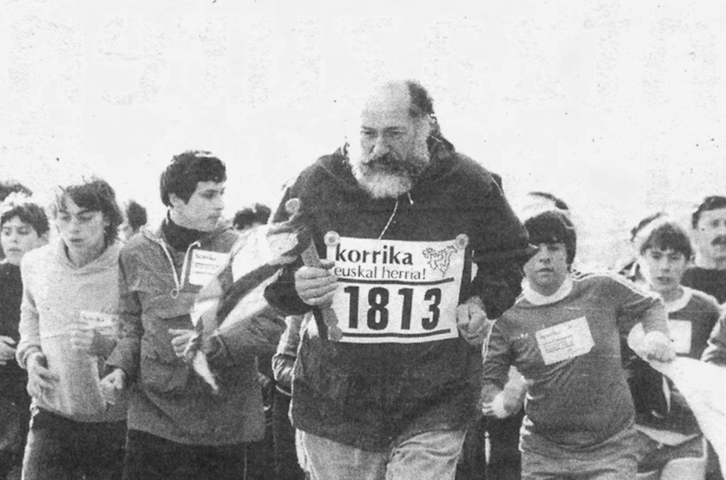 Remigio Mendiburu Korrikaren lekukoarekin.